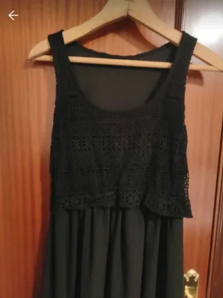 Vestido negro sin mangas con puntillas
