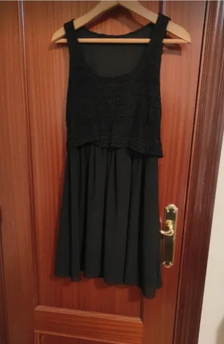Vestido negro sin mangas con puntillas