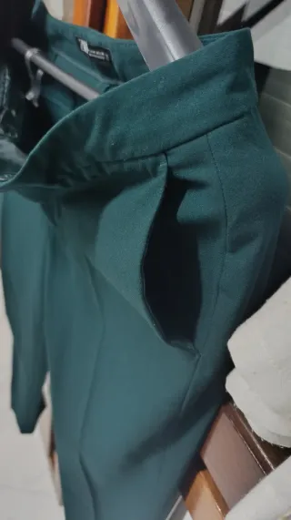 Pantalón nuevo, marca Zara Verde Talla 40 de mujer