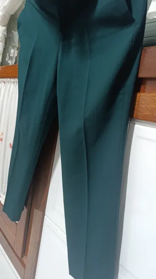 Pantalón nuevo, marca Zara Verde Talla 40 de mujer