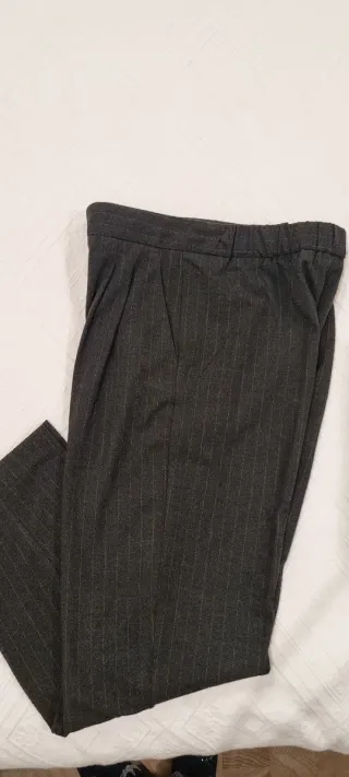 Pantalón raya diplomática de Mango.