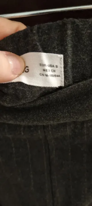 Pantalón raya diplomática de Mango.