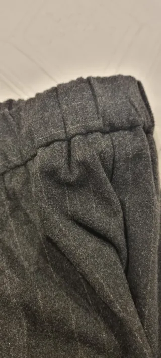 Pantalón raya diplomática de Mango.