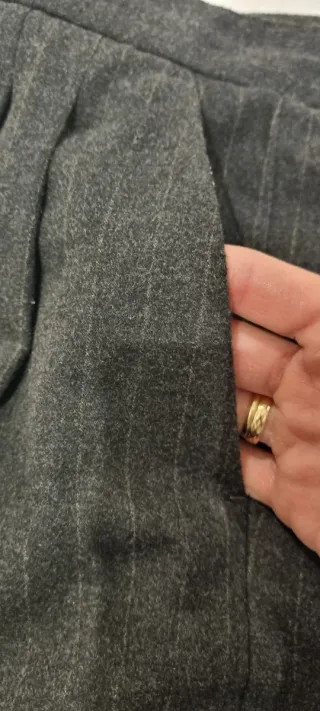 Pantalón raya diplomática de Mango.