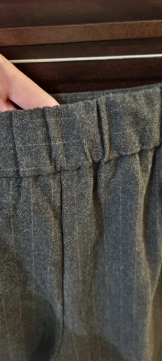 Pantalón raya diplomática de Mango.