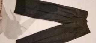 Pantalón raya diplomática de Mango.