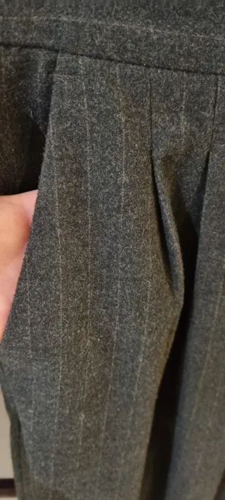 Pantalón raya diplomática de Mango.