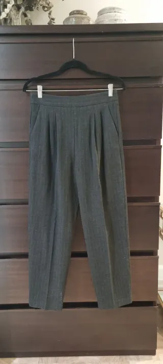 Pantalón raya diplomática de Mango.