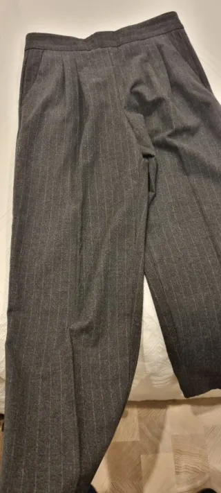 Pantalón raya diplomática de Mango.