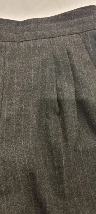 Pantalón raya diplomática de Mango.