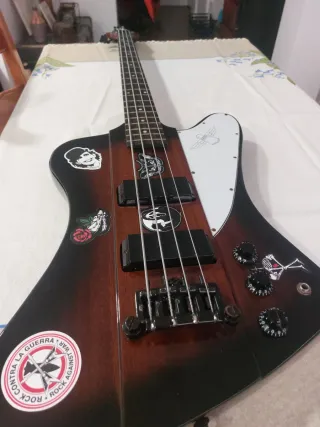 Bajo Epiphone Thunderbird