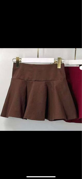 Falda corta marrón vuelo