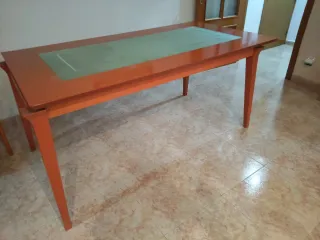 Mesa de comedor de madera y cristal