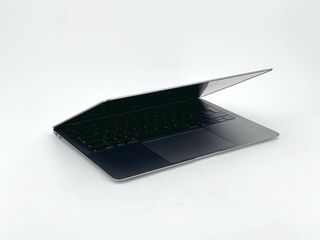 MacBook Air 13" (2018) Intel Core i5 1.6GHz 2 núcleos - SSD 128GB - RAM 8GB - Gris Espacial