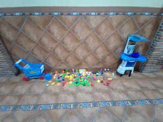 Cocina de juguete con cesta y accesorios