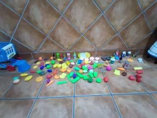 Cocina de juguete con cesta y accesorios