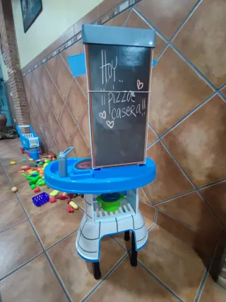 Cocina de juguete con cesta y accesorios