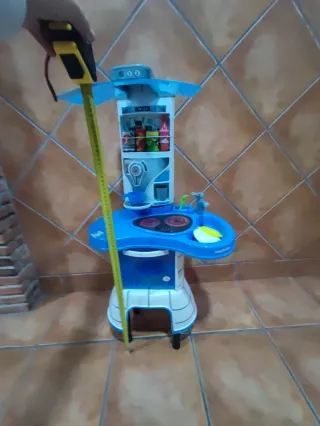 Cocina de juguete con cesta y accesorios