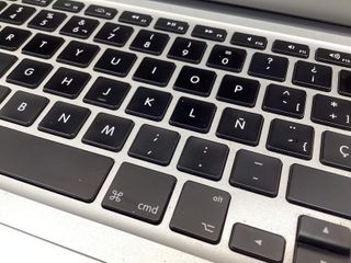 portatil apple apple macbook air core i5 1.8 13 (2017) (a1466)