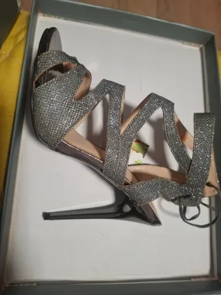 Sandalias de fiesta plateadas y negras