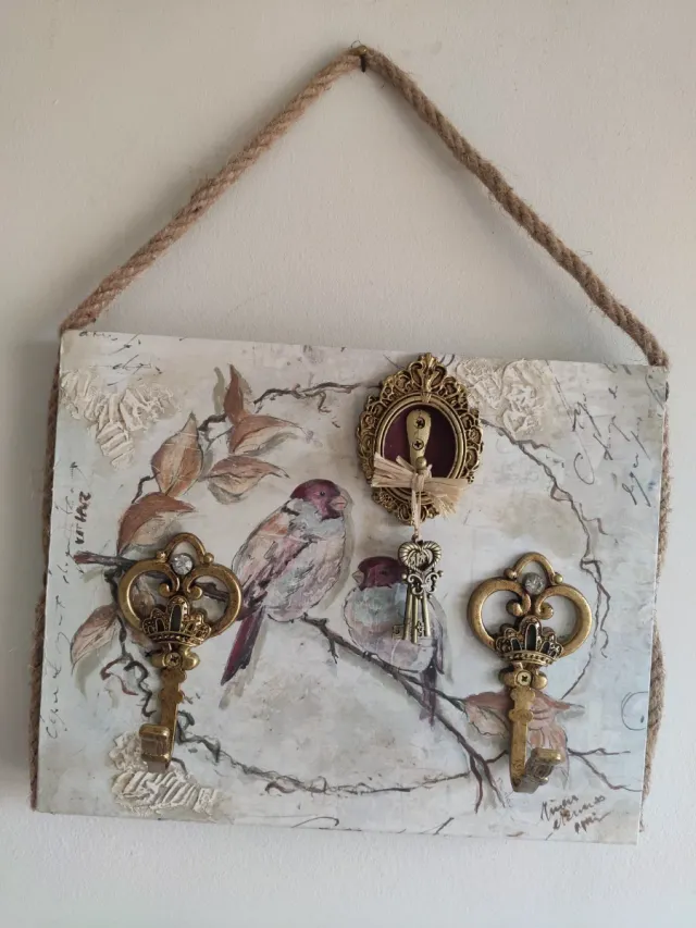 Perchero estilo provenzal con llaves