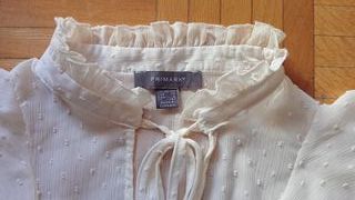 Blusa blanca Primark manga larga volantes