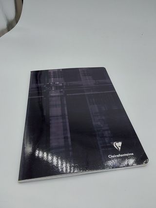Clairefontaine 63161C - Un cahier piqué 96 pages 21x29,7 cm 90g grands carreaux, couverture carte pelliculée couleur aléatoire