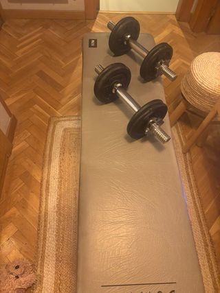 Banco de abdominales DOMYOS con mancuernas