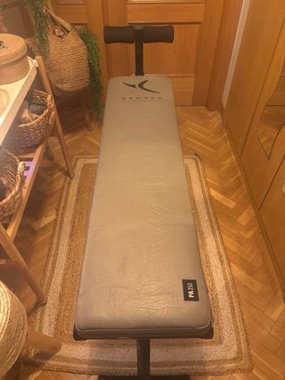 Banco de abdominales DOMYOS con mancuernas