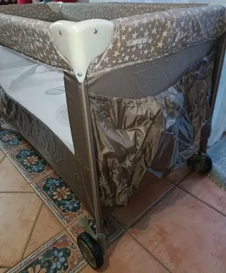 Cama portátil Jané con ruedas, colchón, bolsa.
