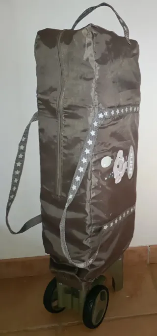 Cama portátil Jané con ruedas, colchón, bolsa.