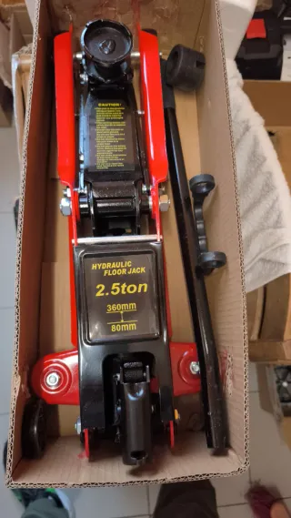 Macaco Hidráulico 2.5T com Rodas