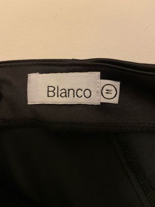 Top fiesta negro con bordado floral rojo