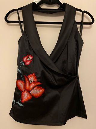 Top fiesta negro con bordado floral rojo