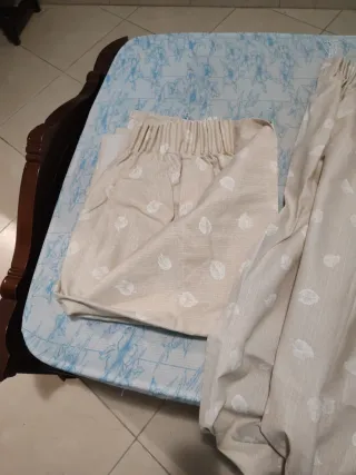 Dos Juegos de Cortinas Beige