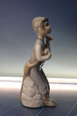 Figura de porcelana Tengra. Niño con cabritillo. Valencia, España.