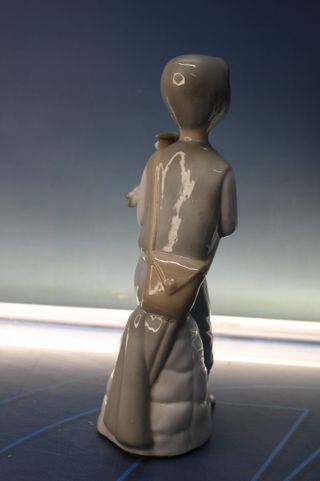 Figura de porcelana Tengra. Niño con cabritillo. Valencia, España.