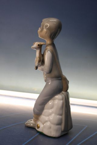 Figura de porcelana Tengra. Niño con cabritillo. Valencia, España.