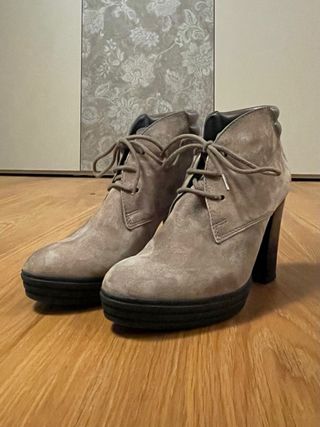 Hogan ankle boots.  Stivaletti camoscio con tacco