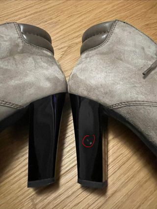 Hogan ankle boots.  Stivaletti camoscio con tacco