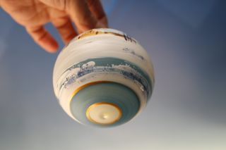 Bola vidrio soplado pintada a mano. Árbol de Navidad.