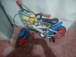 Bicicleta infantil con ruedines