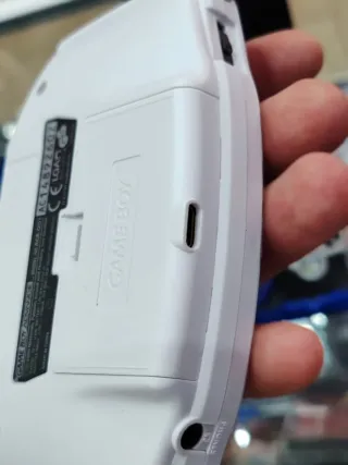 Game Boy Advance con pantalla IPS retroiluminada