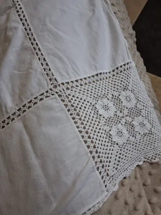 Antica tovaglia ricamata a mano con pizzo a uncine