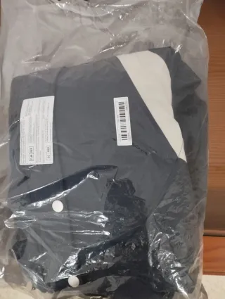 Chaqueta azul y blanca con capucha