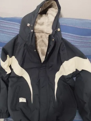 Chaqueta azul y blanca con capucha