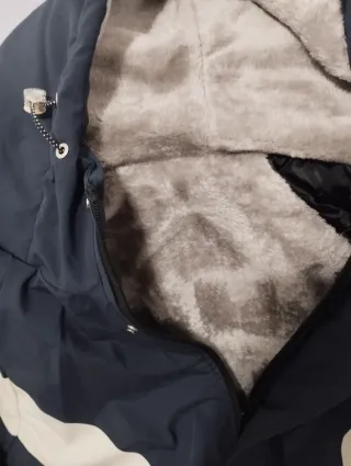 Chaqueta azul y blanca con capucha