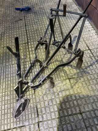 Arado antiguo de metal
