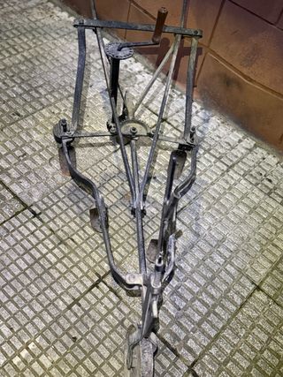 Arado antiguo de metal