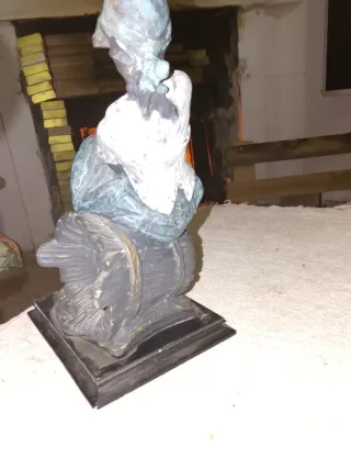 Escultura de metal y piedra